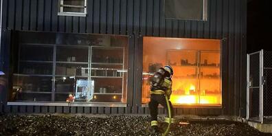 Die Feuerwehr löscht einen Brand in einer Autowerkstatt in Däniken SO.