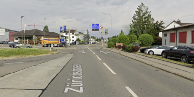 Die Zürichstrasse in Hinwil, an der Kreuzung Winterthurerstrasse, ist eine stark frequentierte Hauptverkehrsstrasse.