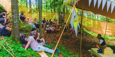 In freier Natur spannenden Märchen und Geschichten lauschen – ein einzigartiges Familienerlebnis.