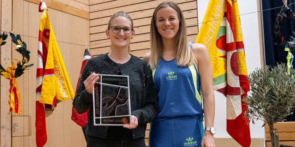 Ein emotionaler Moment: Nadine Kessler (l.) wird für zwei Jahrzehnte aussergewöhnliches Engagement zum Ehrenmitglied ernannt.