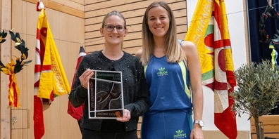 Ein emotionaler Moment: Nadine Kessler (l.) wird für zwei Jahrzehnte aussergewöhnliches Engagement zum Ehrenmitglied ernannt.
