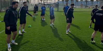 Die Spieler sind voll auf das Training fokussiert.
