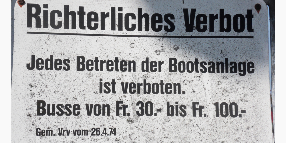 Möglicherweise von der Schuhgrösse oder vom Körpergewicht abhängig: Betretungs- und Begehungsverbote im Lachner Naherholungsgebiet zwischen Flugplatz und Aahorn. (Bilder: Alois Züger)