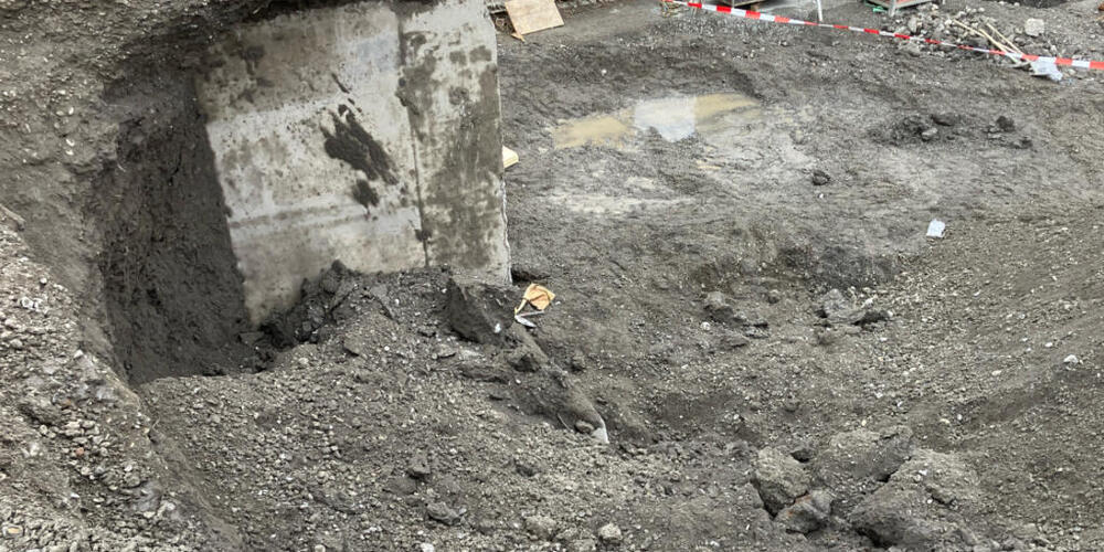 Bei Arbeiten geriet am Mittwochvormittag ein Hang ins Rutschen. Der Bauherr und ein Arbeiter wurden dabei verletzt.