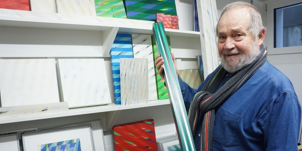 Ursus A. Winiger (1942 bis 2025) inmitten seiner Kunst.