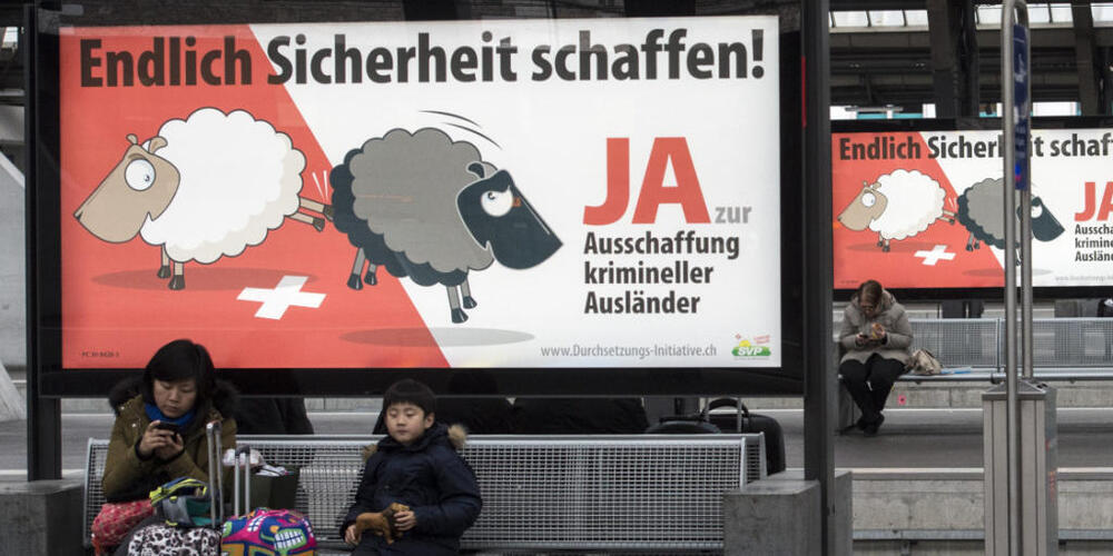 2016 war die "Durchsetzungsinitiative" der SVP an der Urne mit 59 Prozent Nein-Stimmen abgelehnt worden. Die SVP wollte damit unter anderem die Härtefallklausel bei Ausschaffungen streichen. (Archivbild)