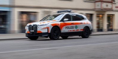 Die Kantonspolizei St.Gallen jagte erfolgreich einen 33-jährigen Lenker, der auf der Autobahn A3 mehrere Verkehrsdelikte begangen hatte. (Symbolbild)