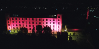 StarSound färbte die alte Fabrik in Siebnen in rotes Licht. (Bild: zvg)