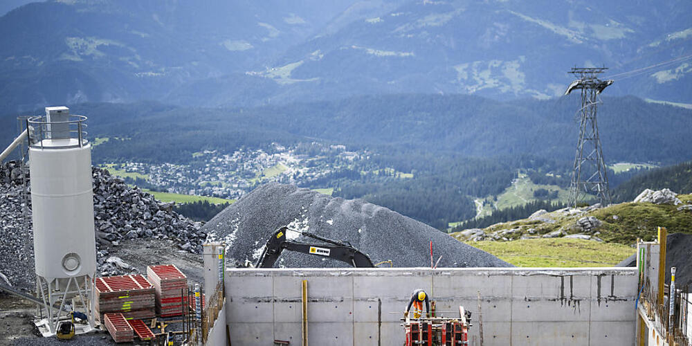 Eine alpine Baustelle oberhalb von Flims GR. Die Bündner Baubranche hat 2024 bei vielen Kernwerten wie Bauvolumen und Beschäftigtenzahl wieder Vor-Corona-Niveau erreicht oder dieses gar überschritten. (Archivbild)