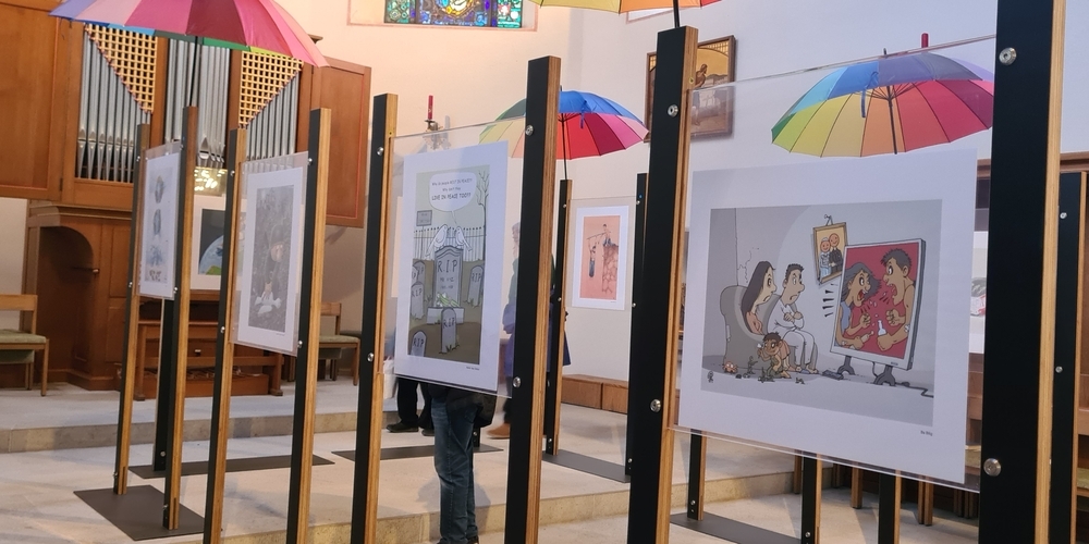 10 Stellwände mit insgesamt 20 Bildern zum Thema «Gerechtigkeit und Friede» waren im Chorraum der Stadtkirche Uznach zu sehen.