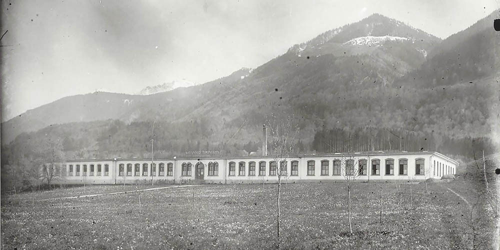 Eine Aufnahme der Fabrik in Buttikon aus dem Jahr 1932 – im Hintergrund die Kistleralp