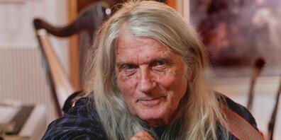 Der Dichter, Komponist, Sänger und Gitarrist Walter Lietha aus Trin wird mit dem Bündner Kulturpreis 2025 geehrt.