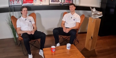 Die beiden Lakers-Stürmertalente Janis Embacher (l.) und Jan Hornecker messen sich im Wissens-Duell.