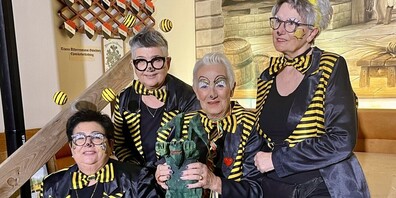 Trudi Weibel (Zweite von rechts) ist Trägerin des Drachenpreises 2025! Mit dabei auf dem Foto: die drei Kolleginnen, die mit ihr zusammen als Gossauer «Wäspi» bekannt waren.