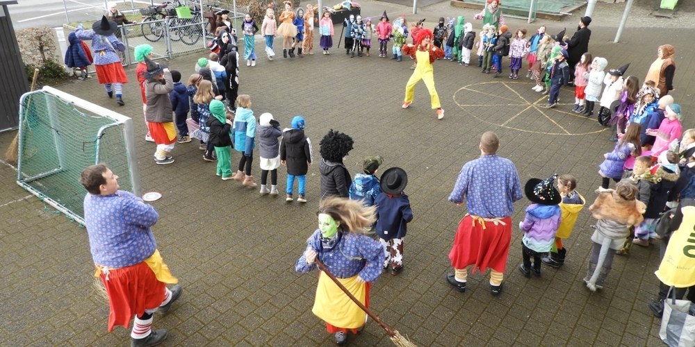 Gesang, Tanz und Bewegung als «Hexenschule» der Buchwaldhexen für die Schulkinder und Lehrpersonen.