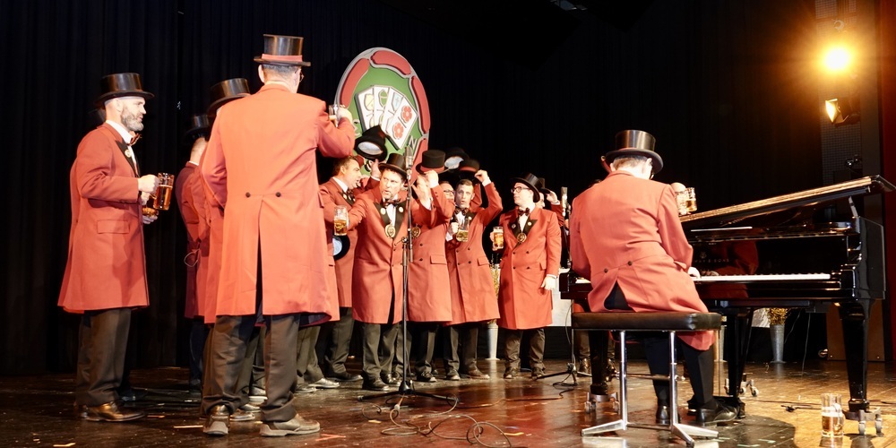 Die Wurstkranzbrüder beim traditionellen Lied ihrer Fasnachtsbruderschaft