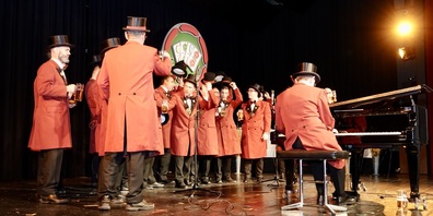 Die Wurstkranzbrüder beim traditionellen Lied ihrer Fasnachtsbruderschaft