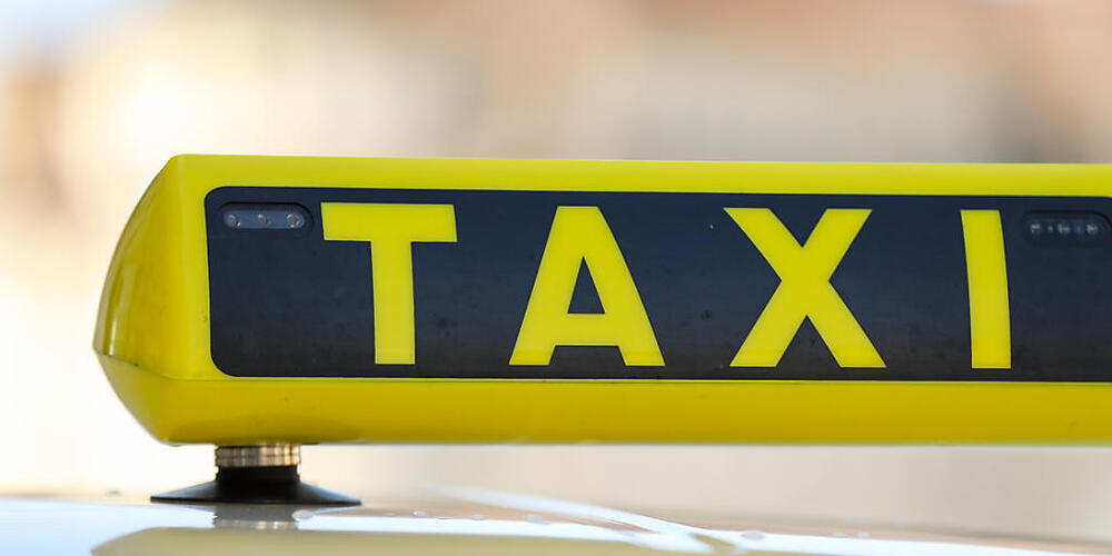 Die beiden Männer sollen einen Taxifahrer mit einem Messer bedroht und ausgeraubt haben. (Symbolbild)
