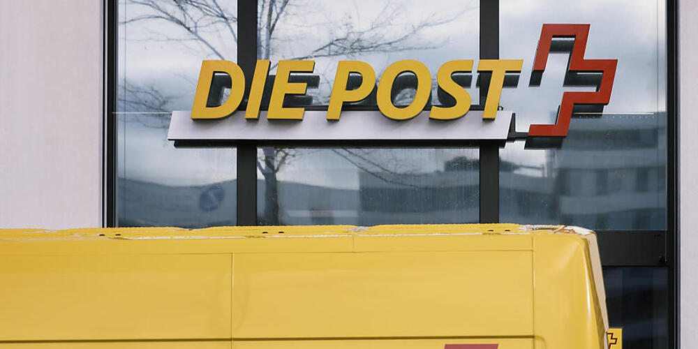 Ein unbekannter Mann hat am Freitagmorgen eine Postfiliale in der Stadt Zürich überfallen. Er erbeutete mehrere hundert Franken und konnte flüchten. (Symbolbild)