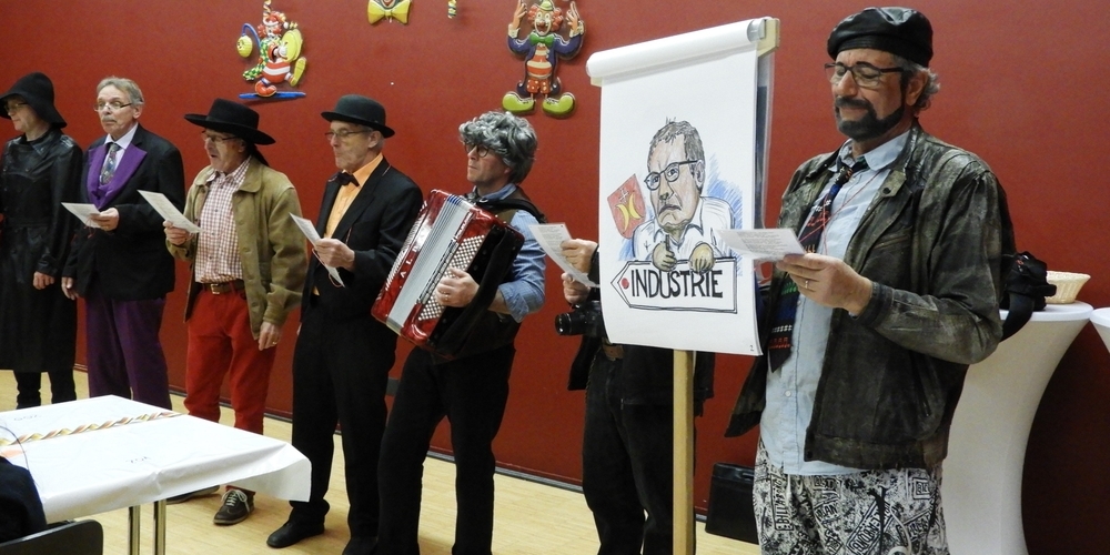 Die Schnitzelbankgruppe Paparazzi sang in Anspielung auf den Gemeindepräsidenten einer Nachbargemeinde und ein Strassenprojekt.