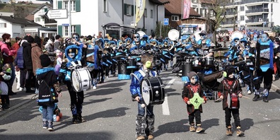 Seit 40 Jahren gehören die Riedner Tanzbodensurris fest zur Fasnachtstradition. (Archivbild)