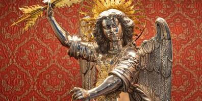 Das Prunkstück des Kirchenschatzes ist eine Silberstatue des heiligen Michael.