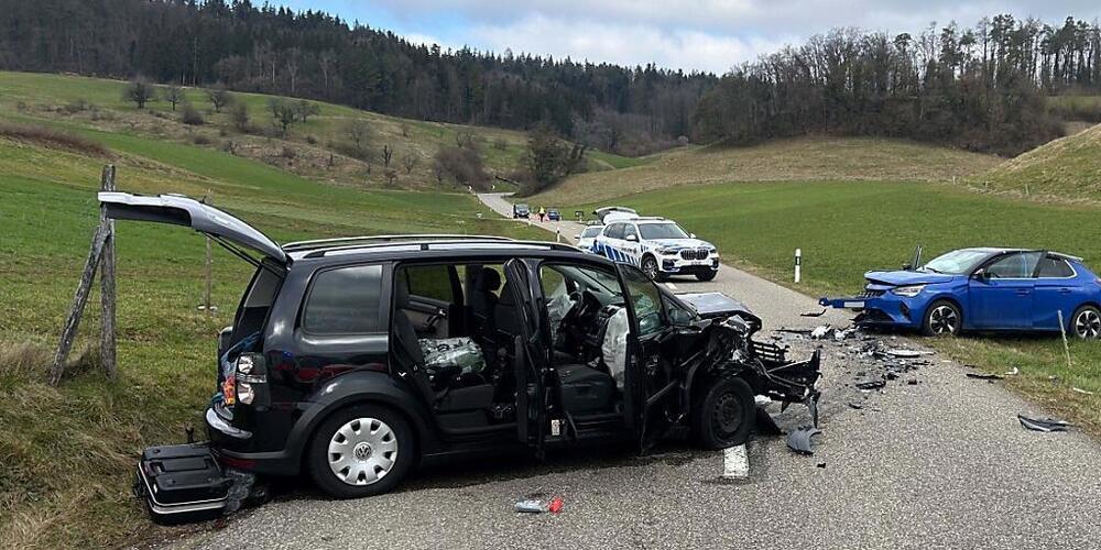 Die beiden verunfallten Autos blockierten die Strasse während rund zwei Stunden. (Kantonspolizei Aargau)