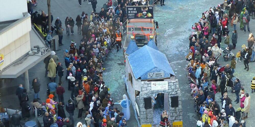 Bei schönem Wetter säumten rund 30'000 Menschen den 46. Fasnachtsumzug am Samstag in Chur.