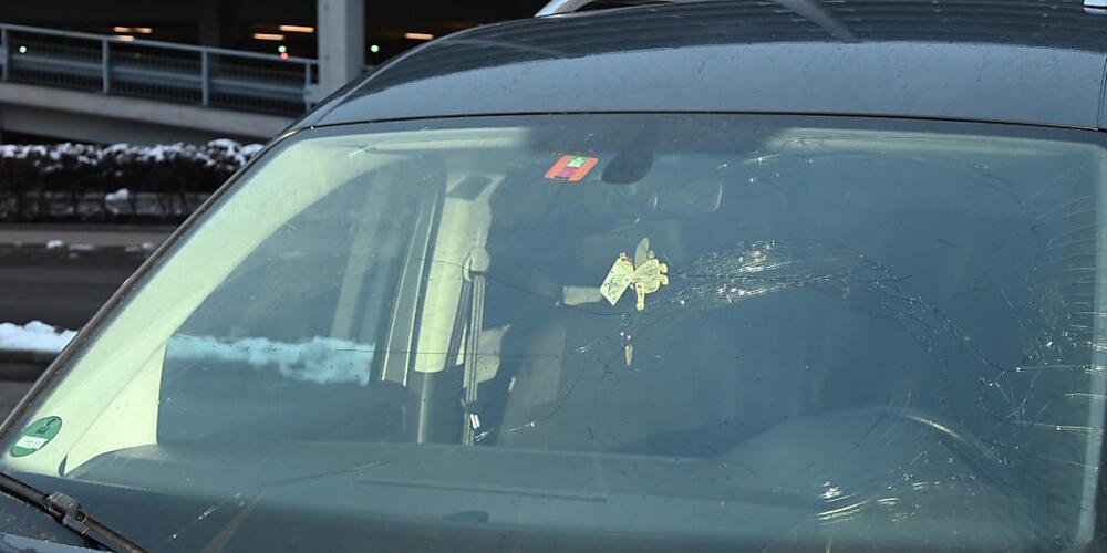 Trotz zerbrochener Windschutzscheibe konnte die Autolenkerin ihr Fahrzeug in Wil SG sicher von der Autobahn lenken.