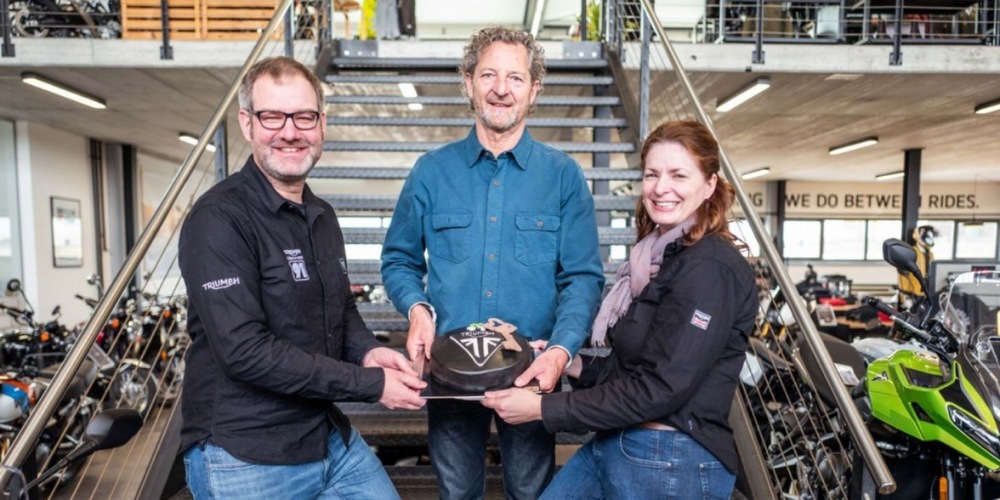 Denis Birrer übergibt den Lenker der Moto 91 AG an Marco & Lucia Wiechel!