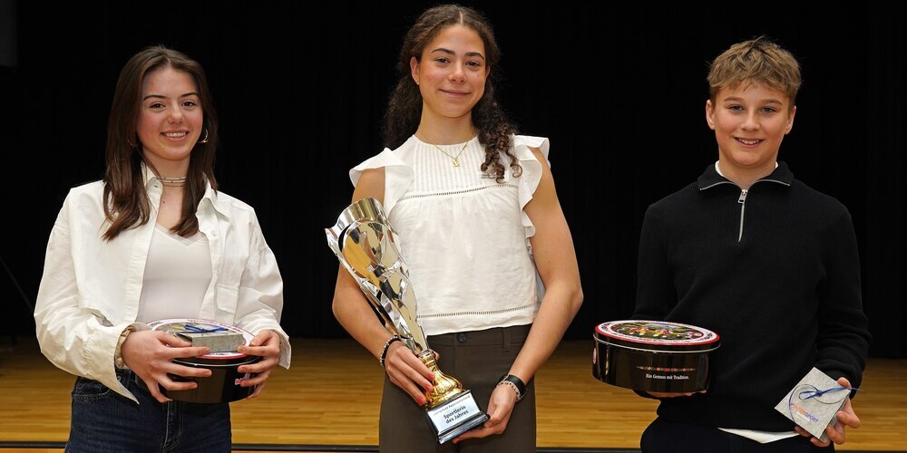 Die Sportschülerin des Jahres zwischen den Newcomern des Jahres: von links Gianna Nef,  Timea Rankl und Lino Grunder; beim Fototermin schon Richtung Magglingen unterwegs war  Janis Beuggert.