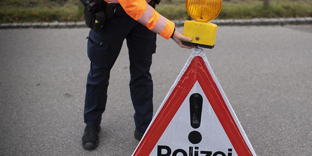 Ein 88-jähriger Autolenker ist bei der Kollision von zwei Autos in Hinterforst SG verletzt worden. (Archivbild)