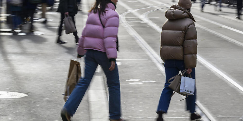 Shoppingvergnügen an der Bahnhofstrasse auch am Sonntag? GLP, FDP und SVP wollen die touristischen Innenstädte beleben. (Archivbild)
