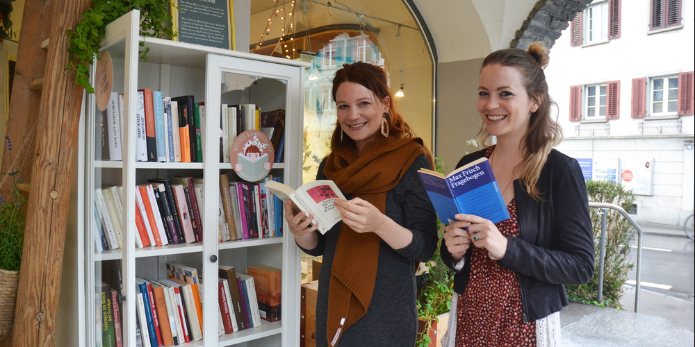 Caroline (links) und Sarah Meer von der Drogerie in Siebnen schmökern auch gerne selber im offenen Bücherschrank. (Bild: Patrizia Baumgartner)