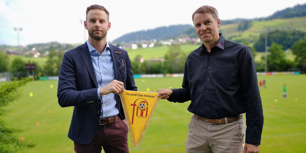 An der gestrigen GV hat FC Wollerau-Präsident Stefan Ott (rechts) sein Amt an Fabian Meier weitergegeben. Er freut sich, dass er schneller einen geeigneten Nachfolger gefunden hat, als er dies eigentlich erwartet hatte. (Bild: Franz Feldmann)