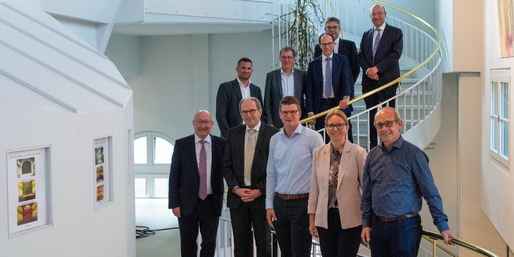Vorne (v.l.n.r): Walter Locher (Präsident HEV Kanton St.Gallen), Bruno Damann (Regierungspräsident), Mike Egger (Nationalrat), Claudia Martin (Vize-Präsidentin Kantonsrat, Vorstandsmitglied), Bruno Cozzio (Kantonsratspräsident) Hinten (v.l.n.r.): Marcel Dobler (Nationalrat, Vorstandsmitglied), Roland Rino Büchel (Nationalrat, neues GL-Mitglied), Marc Mächler (Regierungsrat), Markus Meier (Direktor HEV Schweiz), Beat Tinner (Regierungsrat) 