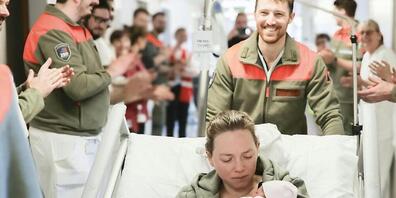 Die letzte Patientin mit Tochter verlassen den Altbau des Kantonsspitals. Die vielen Umzugshelfer klatschen.