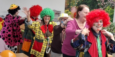Bunt geschminkt und in bester Laune: Gäste und Mitarbeitende der Tertianum Rosenau feierten am Schmutzigen Donnerstag gemeinsam Fasnacht. 