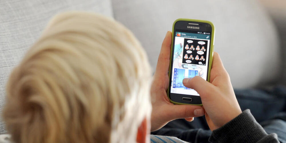 Gucken Kinder übermässig viel ins Smartphone, kann dies zu Lernstörungen führen. (Symbolbild)