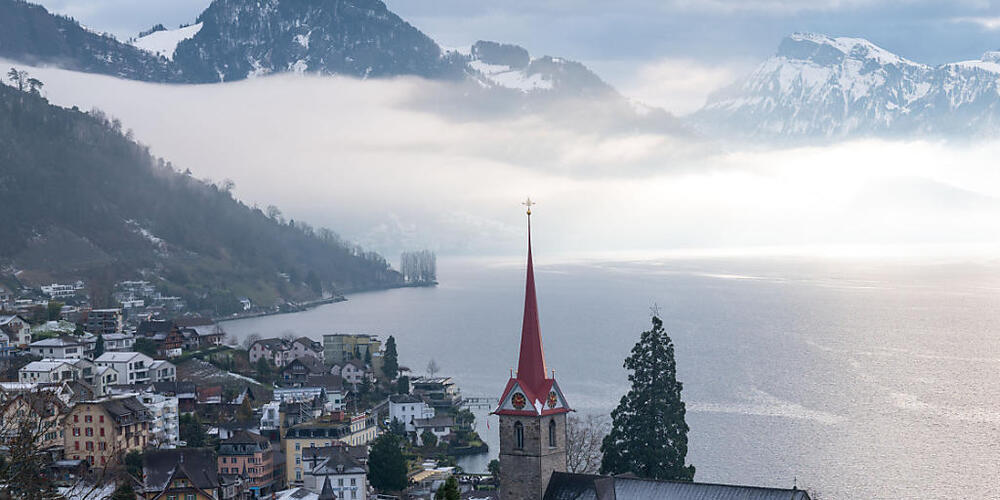 Blick von Weggis auf die Pfarrkirche, auf den Vierwaldstättersee und die Alpen. (Symbolbild)