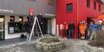 Der Eingangsbereich wurde durch Gemeindepräsident Simon Mösch und Gemeindeschreiber Balz Zinniker offiziell enthüllt.