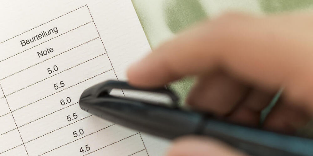 Aargauer Schülerinnen und Schüler sollen ab der dritten Klasse nicht nur ein Zeugnis mit Noten erhalten - ihre Prüfungen sollen neu ebenfalls mit klaren Noten von 6 bis 1 bewertet werden. (Symbolbild)