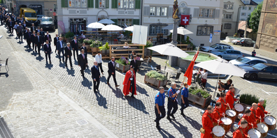 Die Tambouren führten den feierlichen Zug vom MythenForum in die Schwyzer Pfarrkirche St. Martin an. (Bild Patrizia Baumgartner)