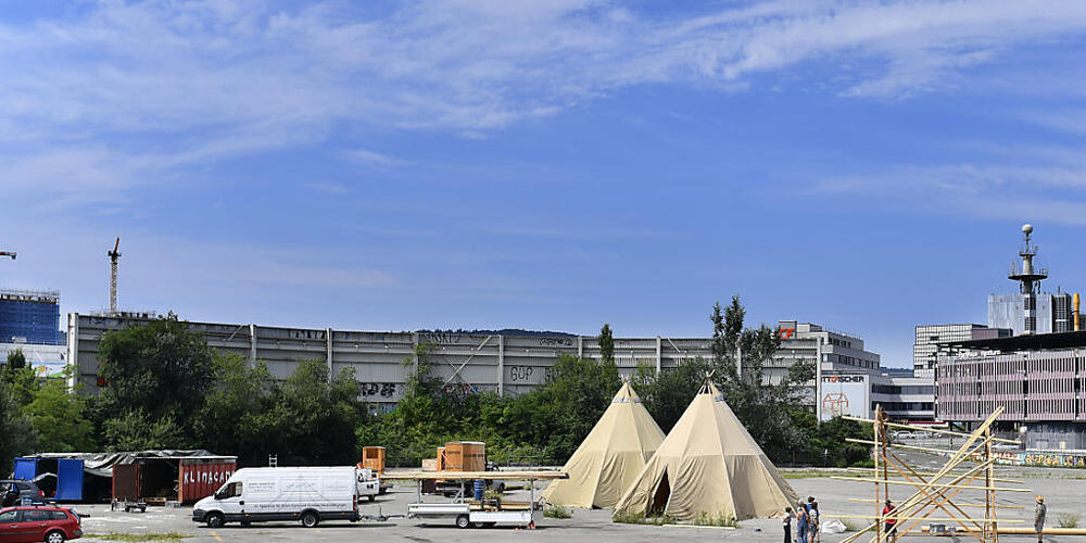 Die Stadt Zürich plante auf der Hardturm-Brache eine Container-Siedlung für Asylsuchende. Rekurse verzögerten das Projekt. Ob es nun noch gebaut wird, ist offen. (Archivbild)