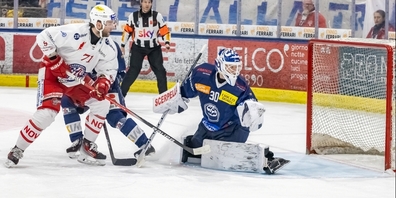 Wo ist der Puck? Jensen und Ambri-Keeper Juvonen suchen das Spielgerät.