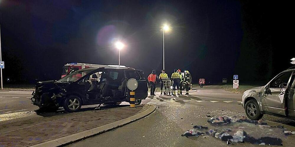 Eine Lenkerin und ein Lenker erlitten bei der Kollision auf einer Kreuzung in Waltenschwil AG schwere Verletzungen.