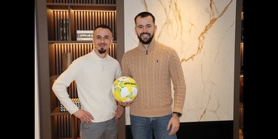 Fahri Kuljici und Yves Kocherhans (v.l.) spielen sich im Beruf und im Verein FCK den Ball zu. Hier in der hochwertigen Ausstellung  der Firma Kocherhans in Kreuzlingen. 