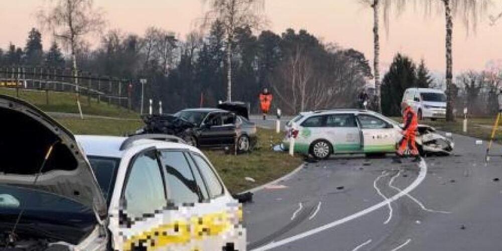Weil er in der Kurve über die Sicherheitslinie geraten war, verursachte ein 30-Jähriger mit seinem Auto einen Zusammenstoss mit dem entgegenkommenden Fahrzeug eines 21-Jährigen. Beide Männer mussten ins Spital gebracht werden.