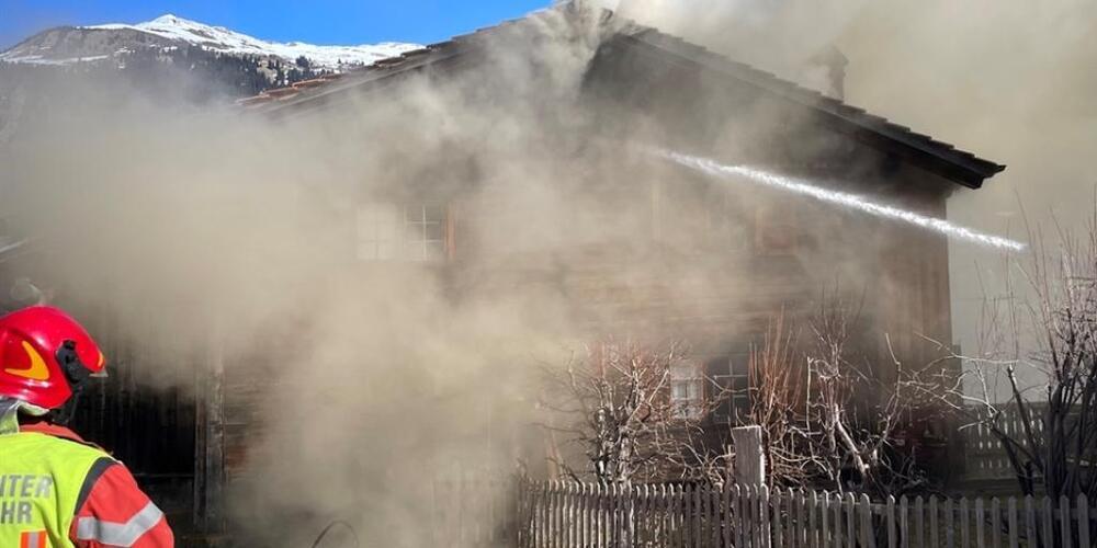 In Conters im Prättigau stand ein Holzgebäude in Flammen.
