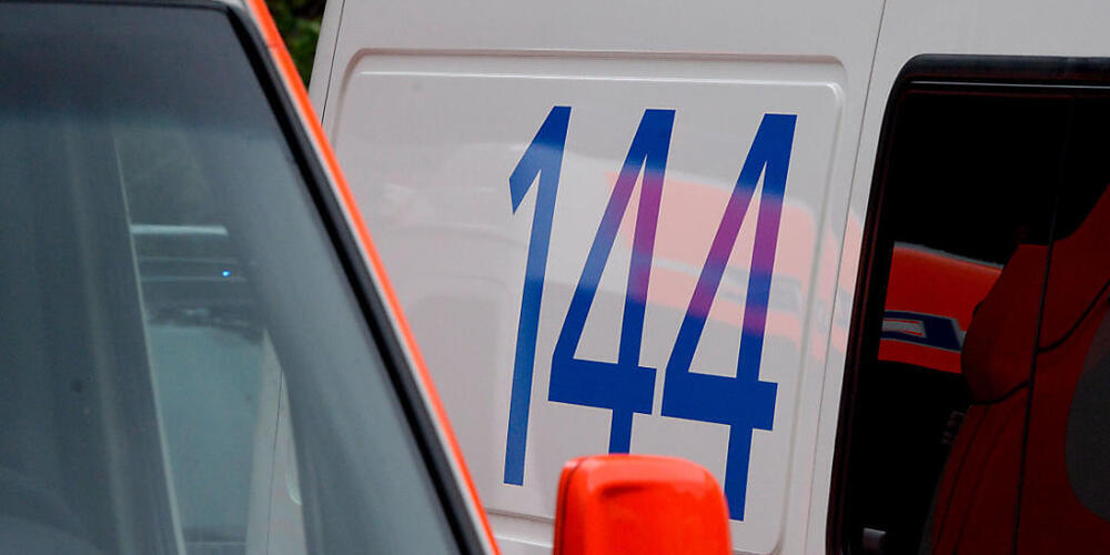 Eine 26-jährige Velofahrerin musste am Donnerstagmorgen nach einer Kollision mit einem Auto in der Stadt Schaffhausen ins Spital gebracht werden. (Symbolbild)